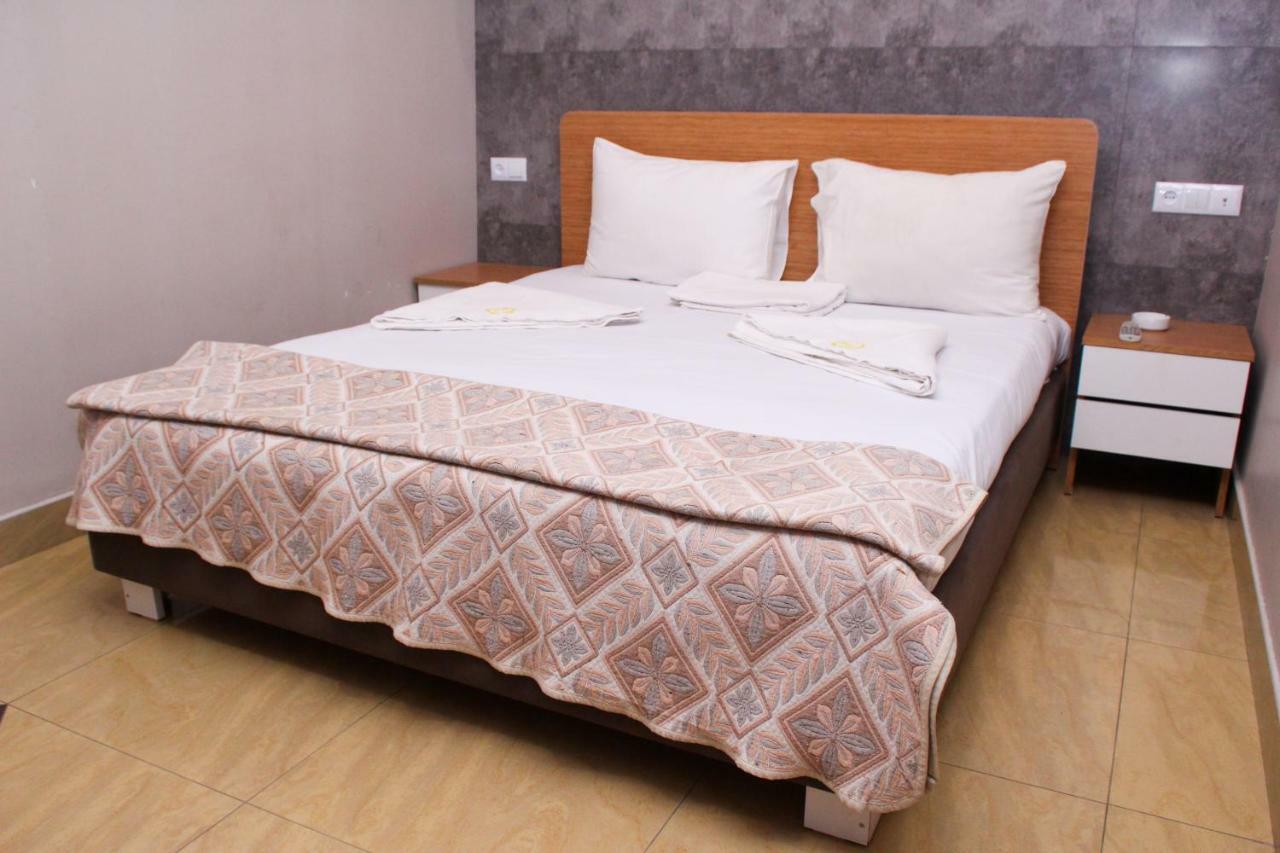 Golden Seconds Hotel Yerevan Exterior photo